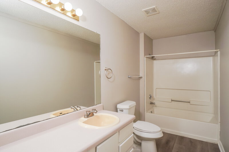 1,310/Mo, 8339 Morning Grove Dr Converse, TX 78109 Main Bathroom View