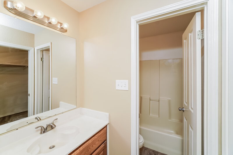 1,880/Mo, 10603 Cross Plains Converse, TX 78109 Main Bathroom View