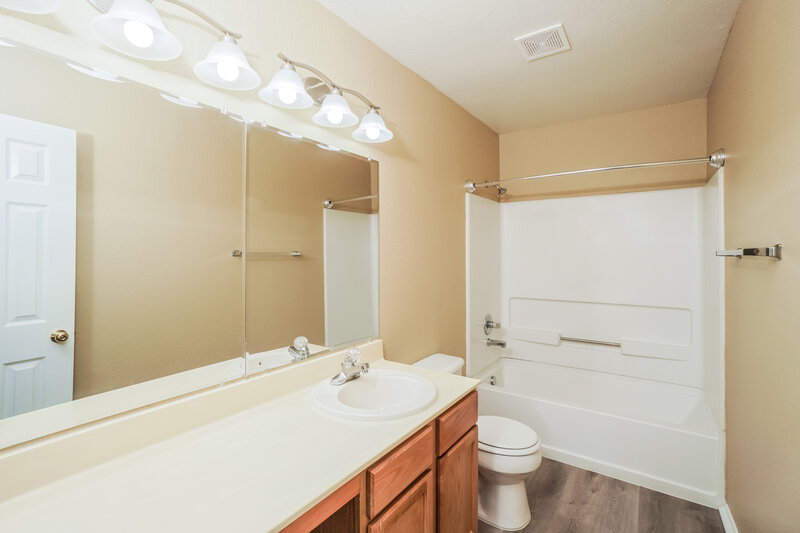 1,435/Mo, 8142 Heights Valley Converse, TX 78109 Main Bathroom View