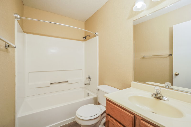 1,435/Mo, 8142 Heights Valley Converse, TX 78109 Main Bathroom View 2