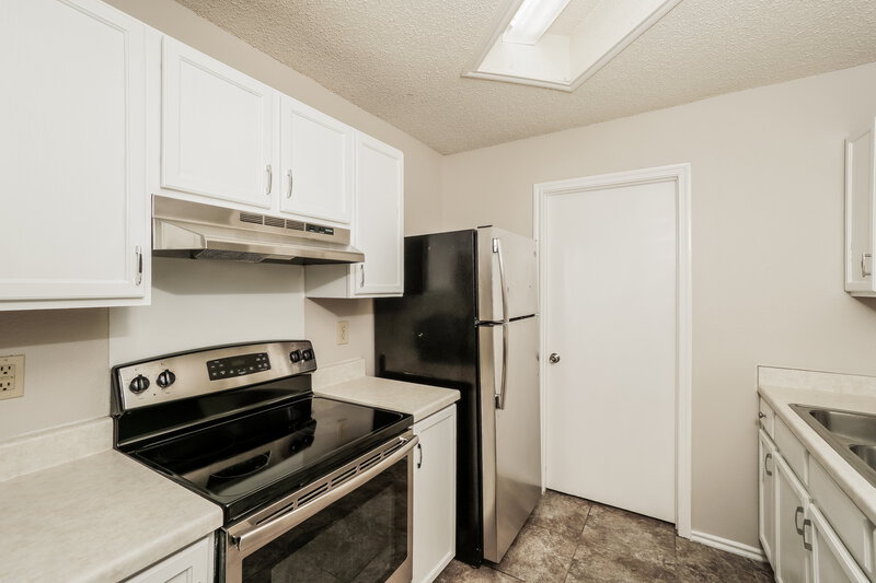 1,315/Mo, 7034 Cole Creek Dr Converse, TX 78109 Kitchen View 2