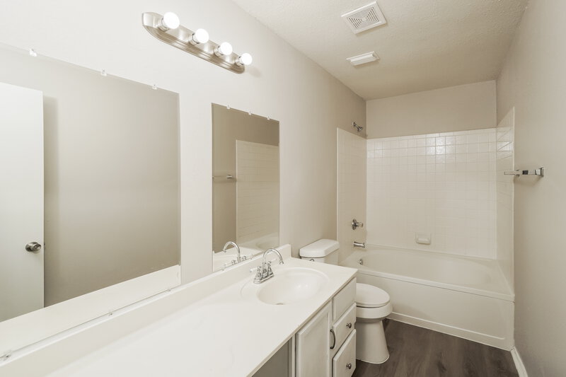 1,315/Mo, 7034 Cole Creek Dr Converse, TX 78109 Main Bathroom View