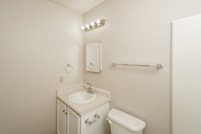 1,315/Mo, 7034 Cole Creek Dr Converse, TX 78109 Bathroom View