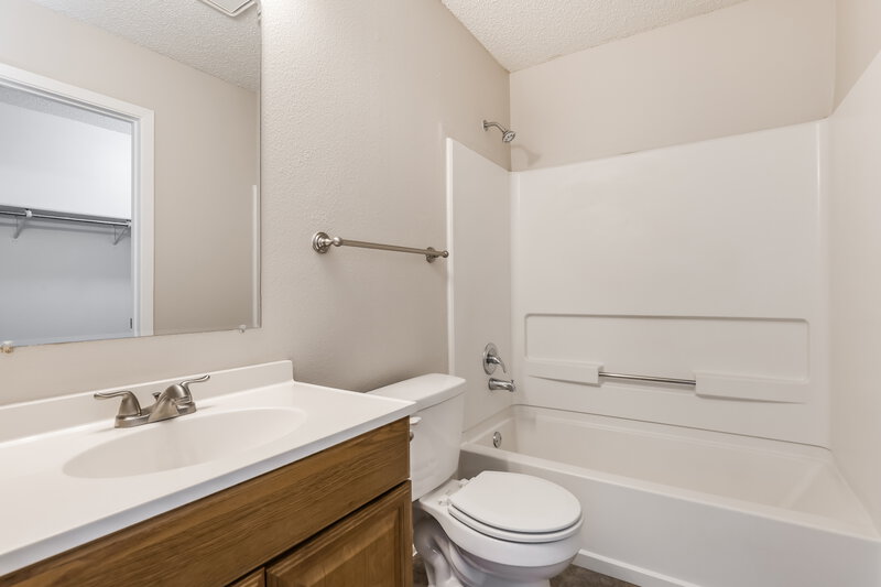1,725/Mo, 803 Meadow Peak Converse, TX 78109 Main Bathroom View