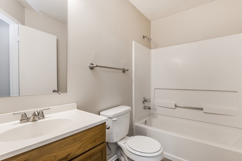1,725/Mo, 803 Meadow Peak Converse, TX 78109 Bathroom View