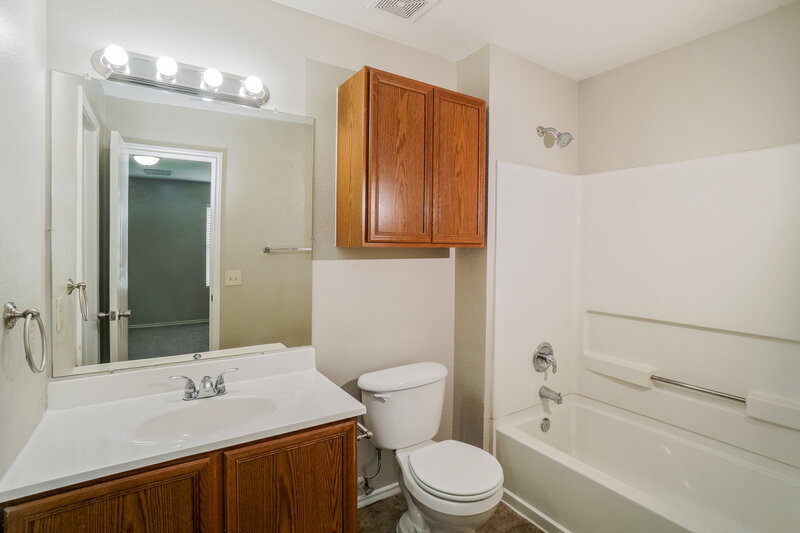 1,700/Mo, 4934 Orchid Star San Antonio, TX 78218 Main Bathroom View