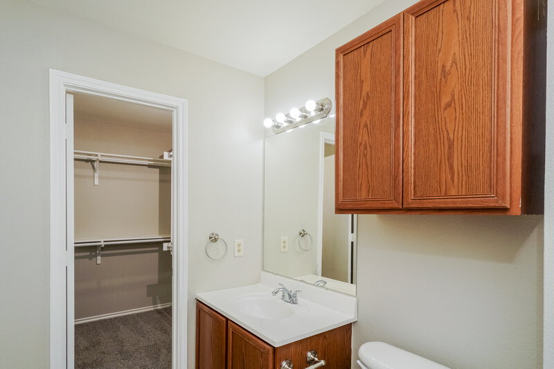 1,700/Mo, 4934 Orchid Star San Antonio, TX 78218 Main Bathroom View 2