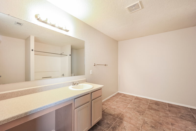 1,555/Mo, 4943 Mesa Bonita San Antonio, TX 78218 Main Bathroom View