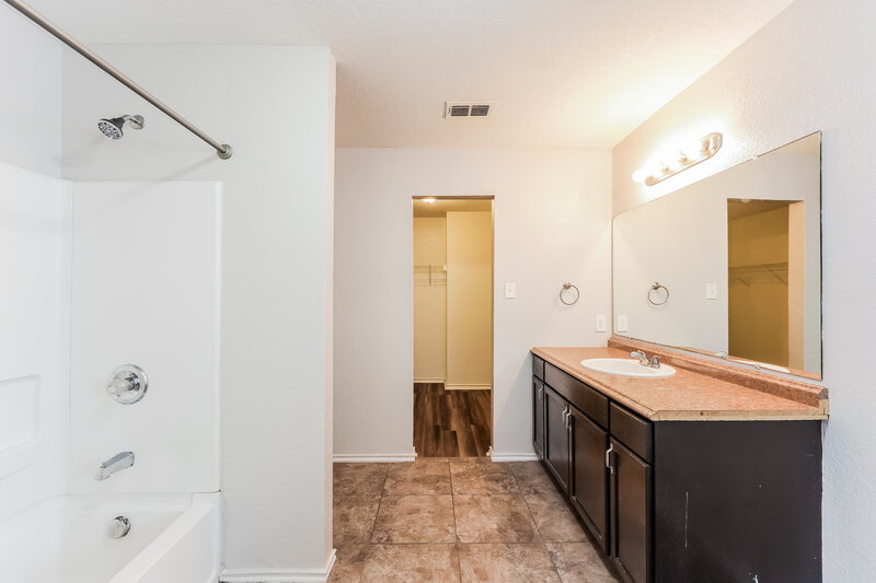 1,545/Mo, 4622 Ida Falls San Antonio, TX 78222 Main Bathroom View