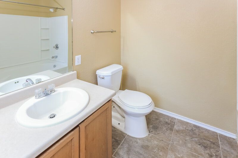 1,745/Mo, 7935 Meadow Wind San Antonio, TX 78227 Main Bathroom View