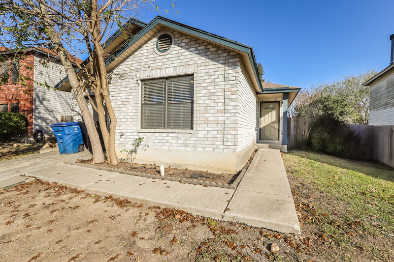 0/Mo, 5428 Villa Mercedes San Antonio, TX 78233 Front View 3