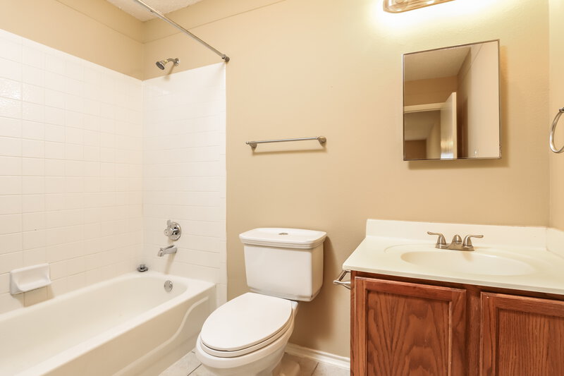0/Mo, 5428 Villa Mercedes San Antonio, TX 78233 Main Bathroom View