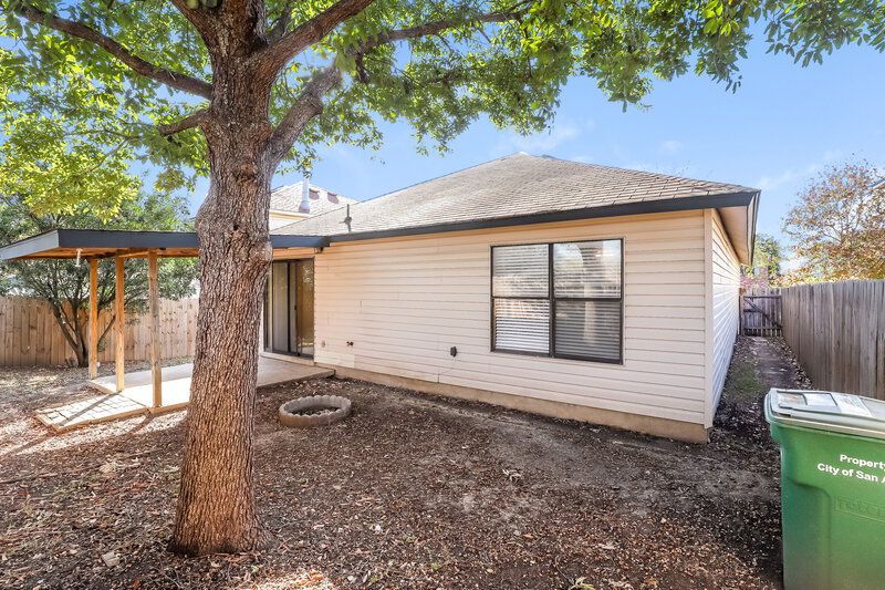 0/Mo, 5428 Villa Mercedes San Antonio, TX 78233 Rear View 2