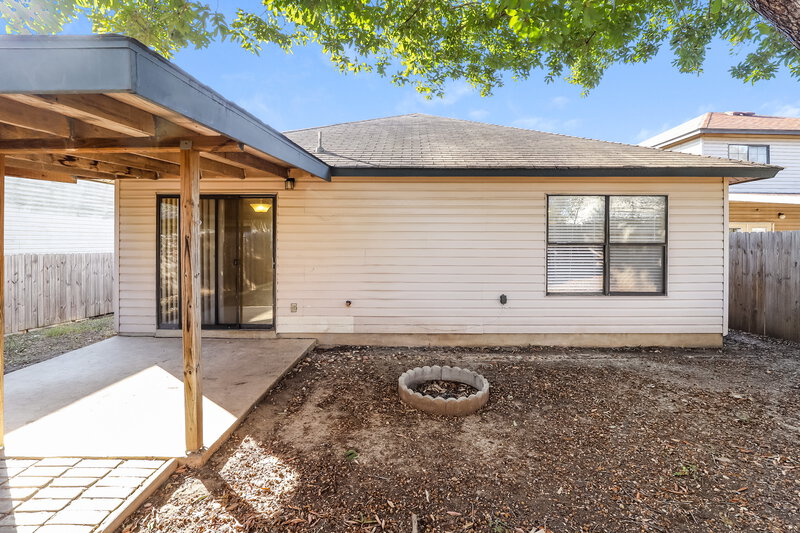 0/Mo, 5428 Villa Mercedes San Antonio, TX 78233 Rear View 3