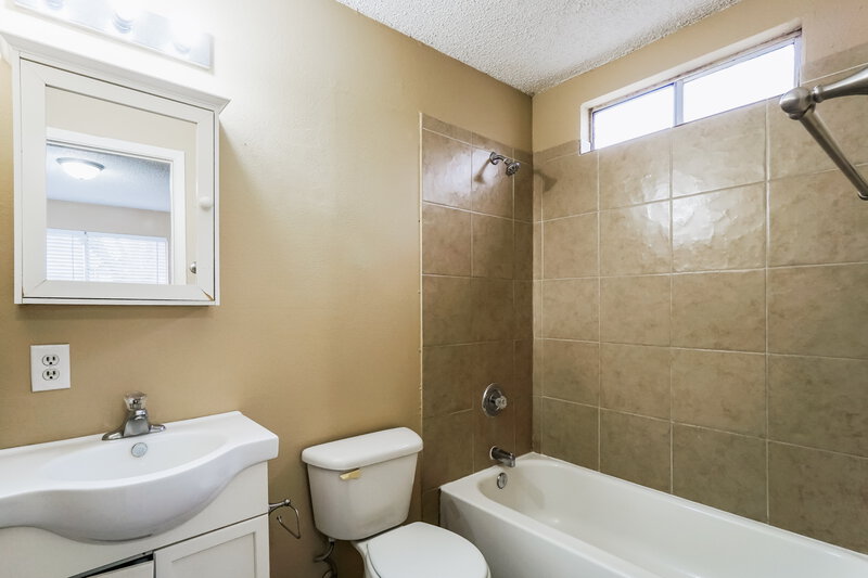 0/Mo, 14139 Cradlewood St San Antonio, TX 78233 Main Bathroom View