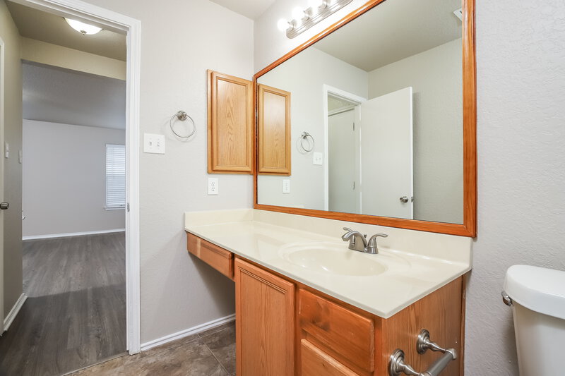 2,250/Mo, 7858 Hedrick Farm San Antonio, TX 78239 Main Bathroom View 2