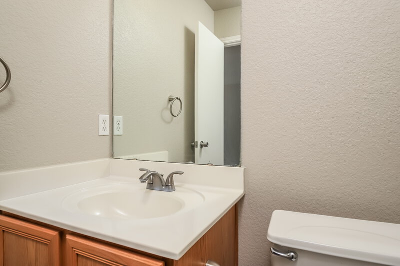 2,250/Mo, 7858 Hedrick Farm San Antonio, TX 78239 Bathroom View