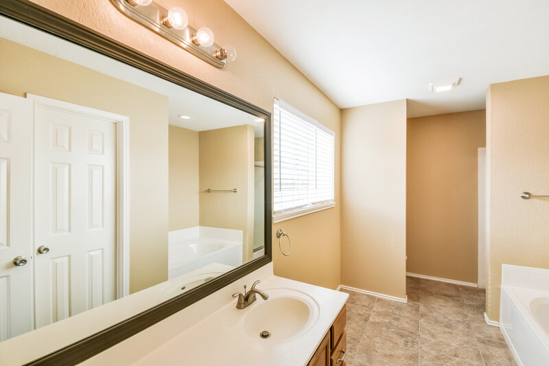 2,075/Mo, 7727 Eastbrook Farm San Antonio, TX 78239 Master Bathroom View