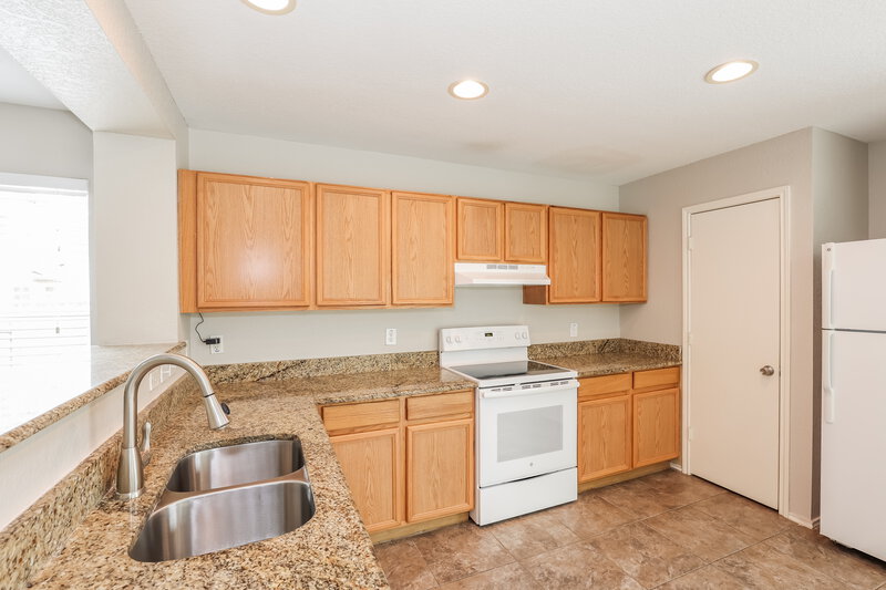 2,055/Mo, 6738 Benke Farm San Antonio, TX 78239 Kitchen View 2