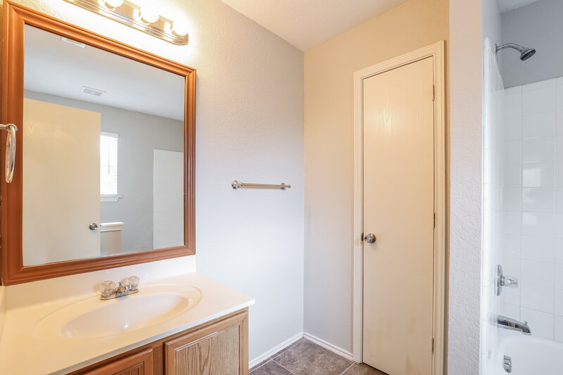 2,055/Mo, 6738 Benke Farm San Antonio, TX 78239 Main Bathroom View
