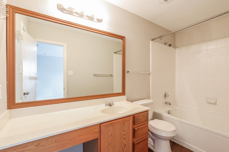2,055/Mo, 6738 Benke Farm San Antonio, TX 78239 Bathroom View