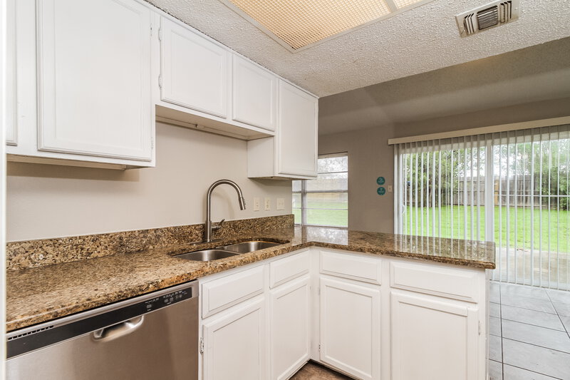 1,635/Mo, 7935 Forest Flame San Antonio, TX 78239 Kitchen View 2