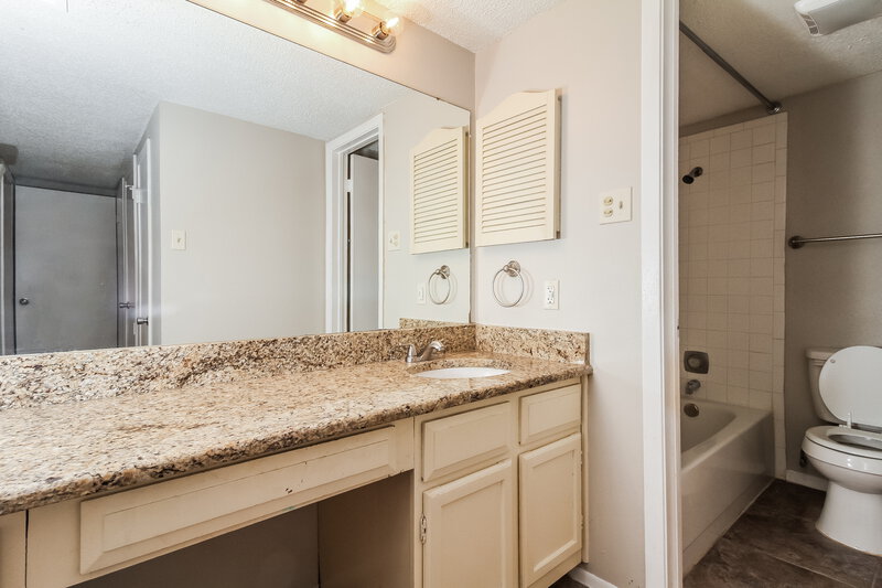 1,635/Mo, 7935 Forest Flame San Antonio, TX 78239 Main Bathroom View