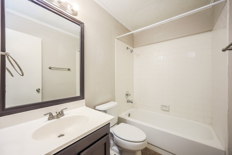 1,700/Mo, 6303 Crab Orchard San Antonio, TX 78240 Main Bathroom View