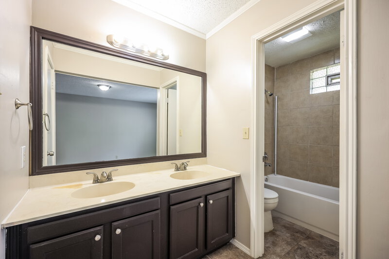 1,700/Mo, 6303 Crab Orchard San Antonio, TX 78240 Bathroom View