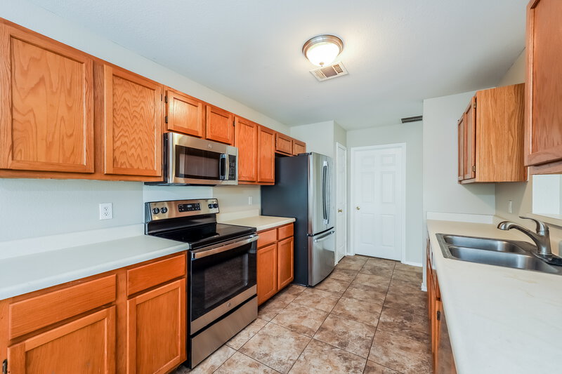 1,755/Mo, 4030 Sparrow Lk San Antonio, TX 78244 Kitchen View 2