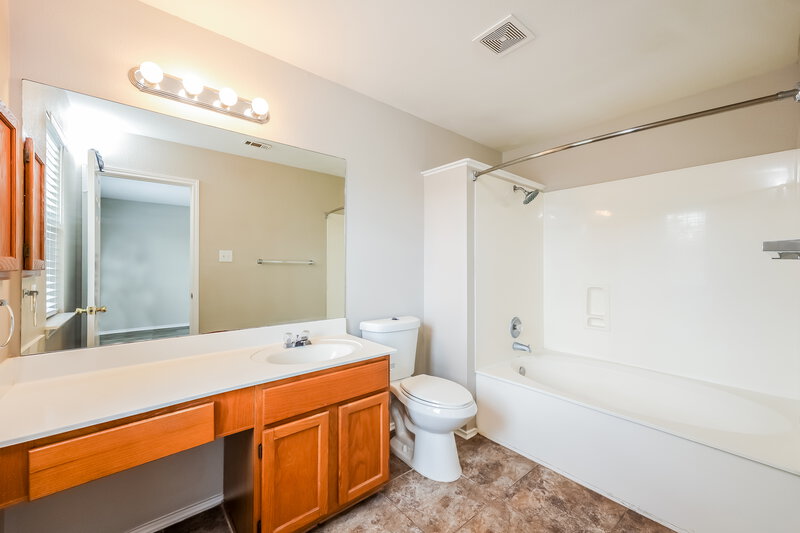 1,755/Mo, 4030 Sparrow Lk San Antonio, TX 78244 Main Bathroom View