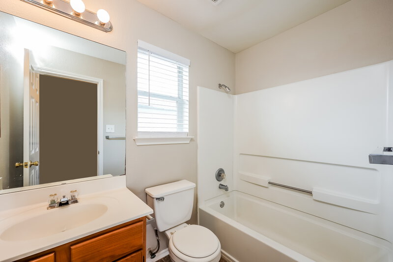 1,755/Mo, 4030 Sparrow Lk San Antonio, TX 78244 Bathroom View