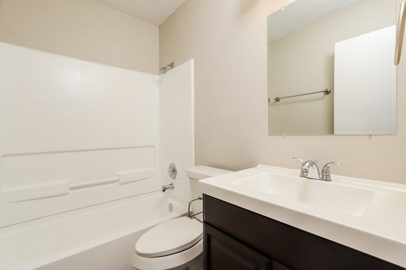 1,600/Mo, 5830 Summer Fest Dr San Antonio, TX 78244 Main Bathroom View