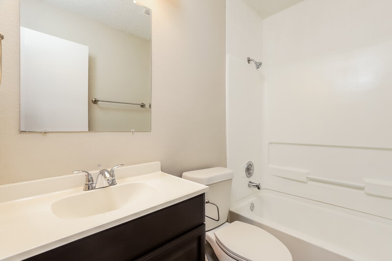1,600/Mo, 5830 Summer Fest Dr San Antonio, TX 78244 Bathroom View