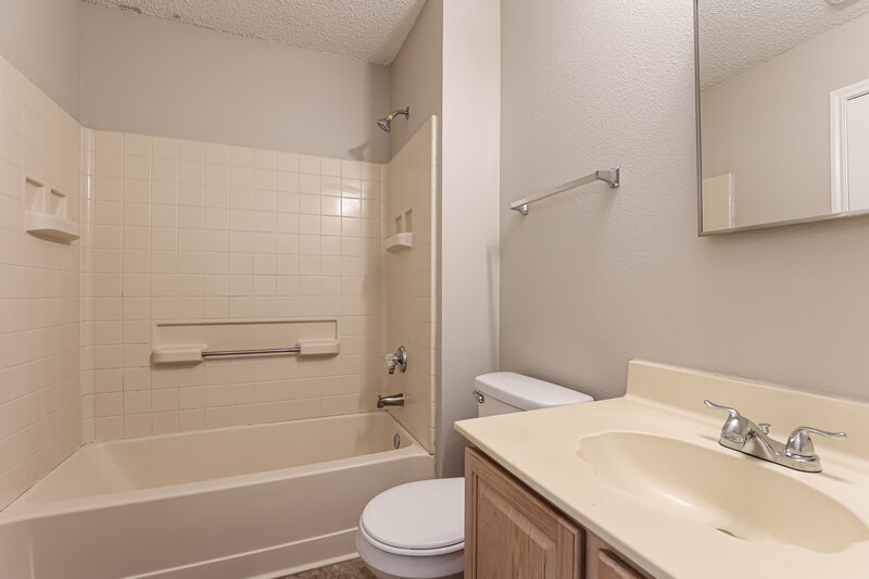 2,510/Mo, 3634 Candleglenn Dr San Antonio, TX 78244 Main Bathroom View