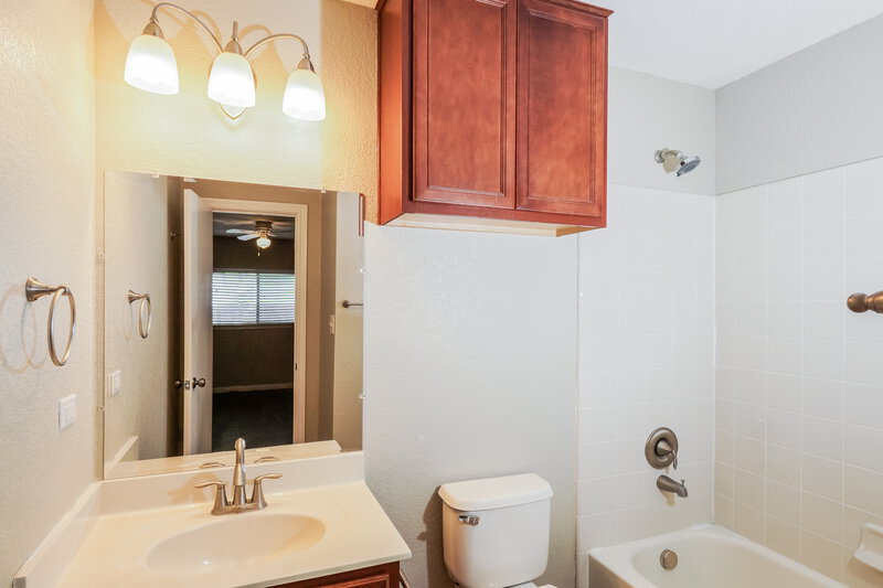1,495/Mo, 3230 Sunbird Bay San Antonio, TX 78245 Main Bathroom View