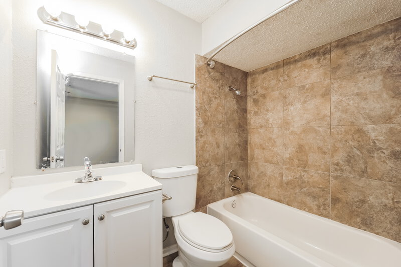 1,465/Mo, 1030 Honeytree Ln San Antonio, TX 78245 Main Bathroom View