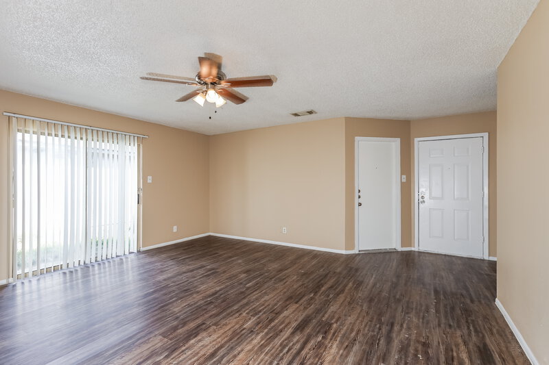 1,640/Mo, 2949 Moss Plain Dr San Antonio, TX 78245 Living Room View 4