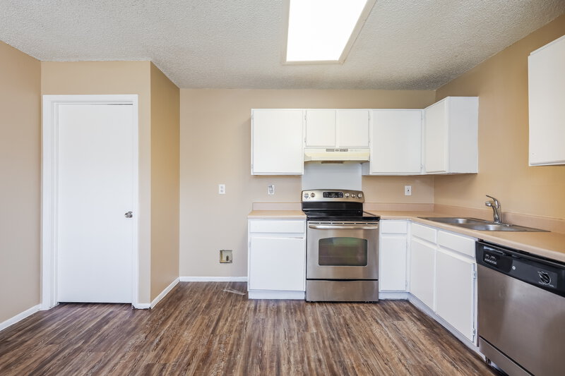 1,640/Mo, 2949 Moss Plain Dr San Antonio, TX 78245 Kitchen View 2
