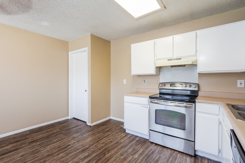 1,640/Mo, 2949 Moss Plain Dr San Antonio, TX 78245 Kitchen View 3