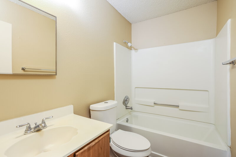 1,640/Mo, 2949 Moss Plain Dr San Antonio, TX 78245 Main Bathroom View