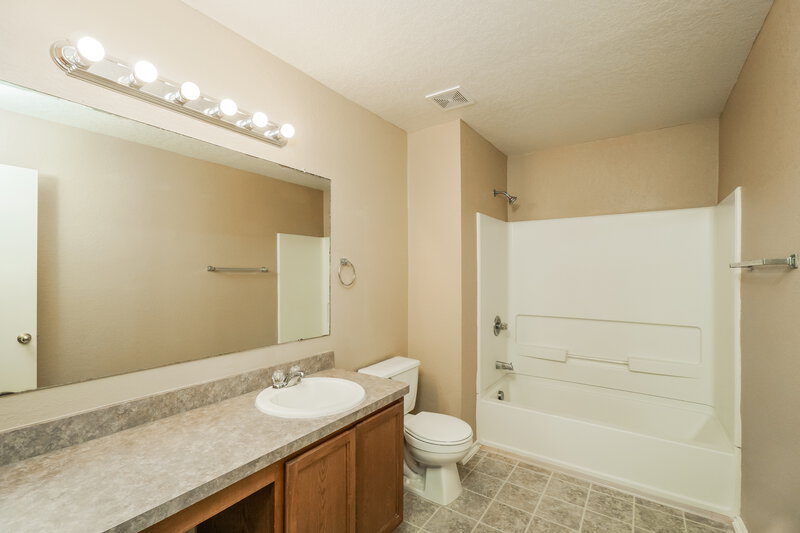1,755/Mo, 3811 Amber Chase San Antonio, TX 78245 Main Bathroom View