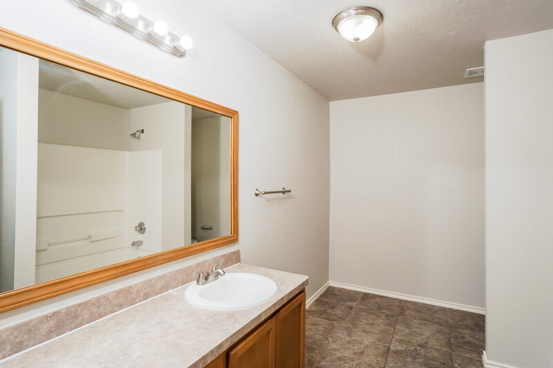 2,090/Mo, 3818 Amber Chase San Antonio, TX 78245 Main Bathroom View