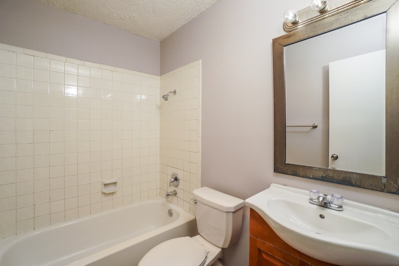 1,625/Mo, 16327 Ross Oak St San Antonio, TX 78247 Bathroom View