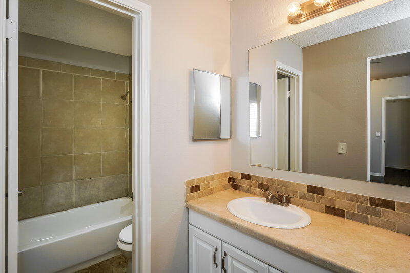 2,300/Mo, 9334 Lands Point St San Antonio, TX 78250 Main Bathroom View