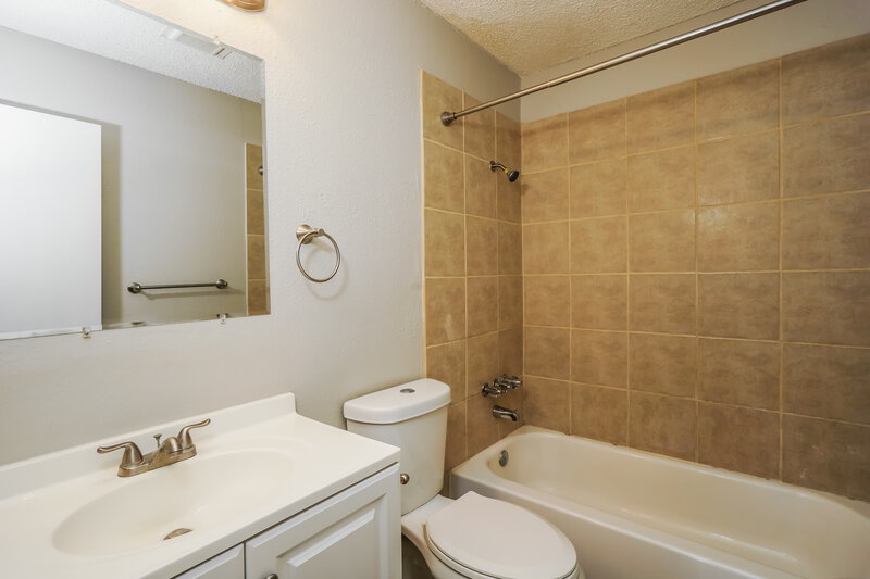2,300/Mo, 9334 Lands Point St San Antonio, TX 78250 Bathroom View