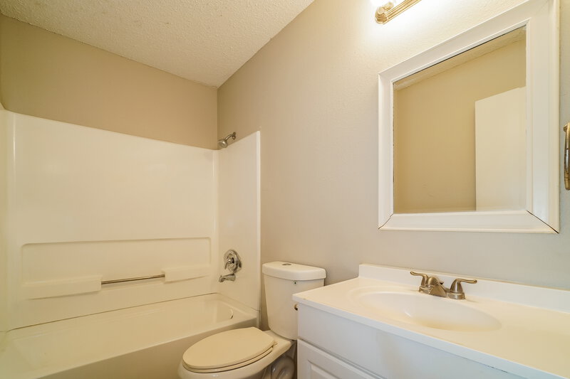 2,165/Mo, 8923 Athens San Antonio, TX 78251 Main Bathroom View