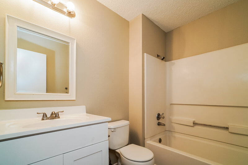 2,165/Mo, 8923 Athens San Antonio, TX 78251 Bathroom View