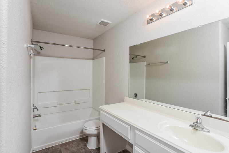 1,660/Mo, 11322 Fire Canyon San Antonio, TX 78252 Main Bathroom View