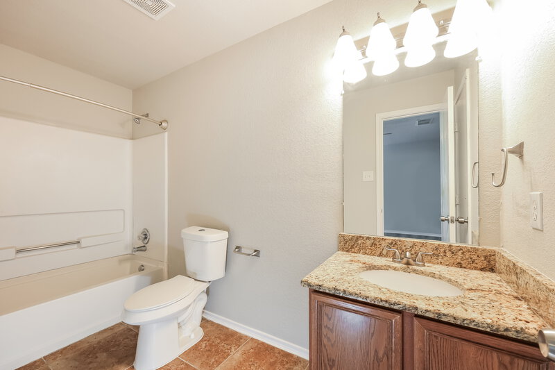 1,395/Mo, 8122 Braes Run San Antonio, TX 78254 Main Bathroom View